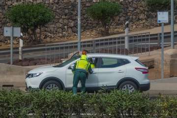  Encomiable servicio de auxilio de una patrulla de la Guardia Civil de Tráfico en Telde/Reportaje Antonio Rico.